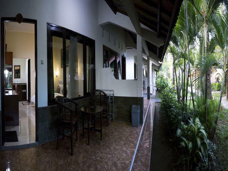 Segara Anak Bungalow & Restaurant Kuta  Екстер'єр фото